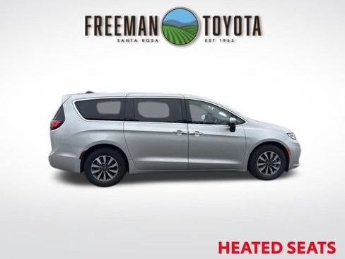 Used 2023 Chrysler Pacifica Touring-L FWD image 4