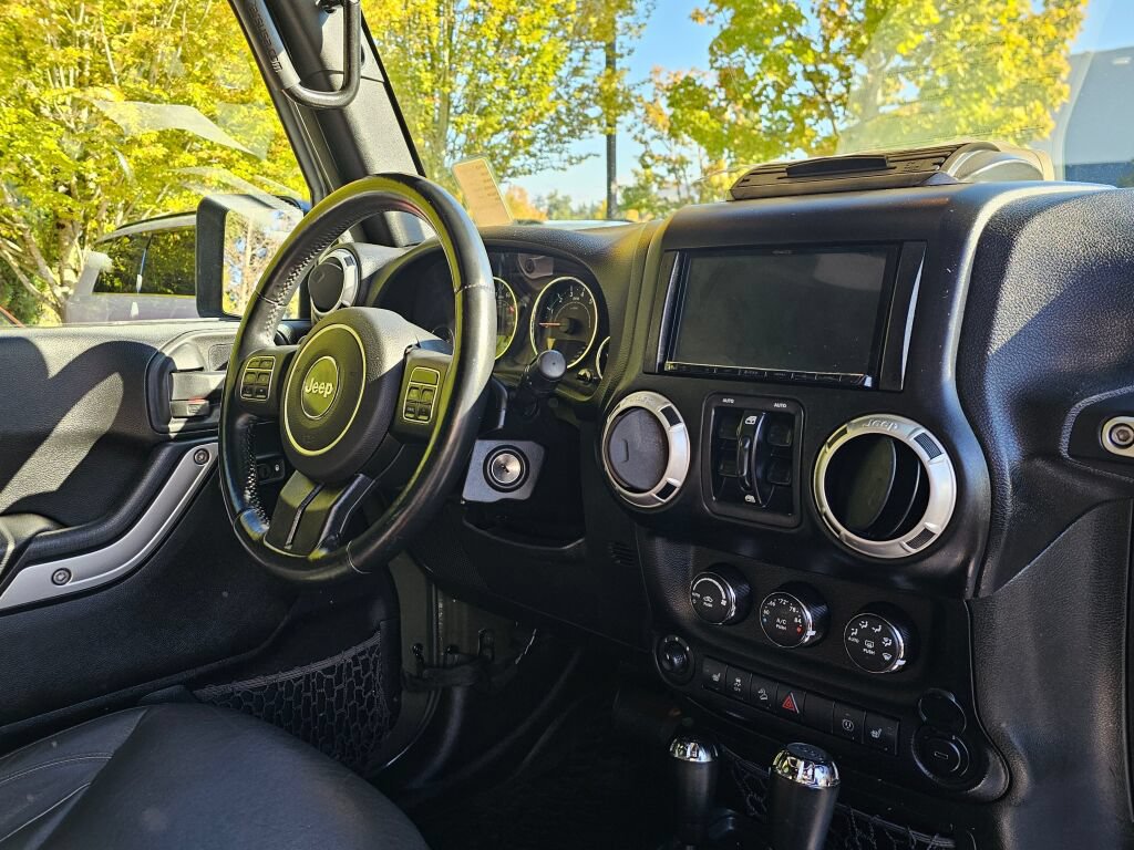 Used 2015 Jeep Wrangler Unlimited Rubicon AWD/4WD image 31