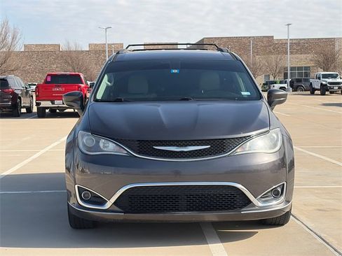 Used 2017 Chrysler Pacifica Touring-L w/ Tire & Wheel Group image 2