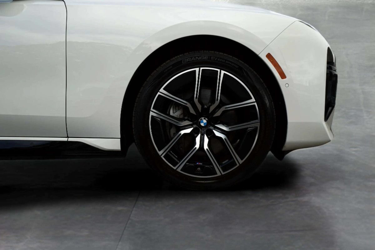 Used 2023 BMW i7 xDrive60 w/ Executive Package 2 AWD/4WD image 9