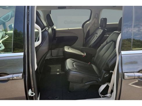 Used 2023 Chrysler Pacifica Touring-L FWD image 35