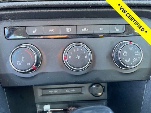 Certified 2022 Volkswagen Taos SE w/ Panoramic Sunroof Package image 23