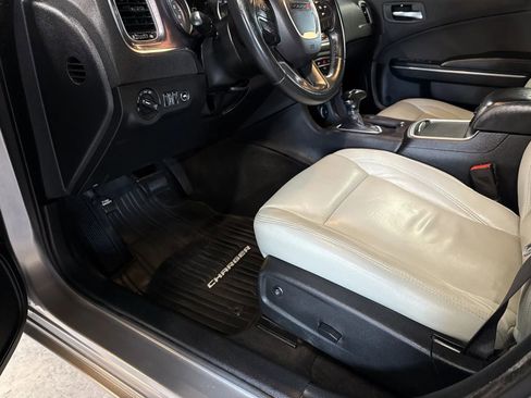 Used 2015 Dodge Charger SE w/ Sport Appearance Group image 12