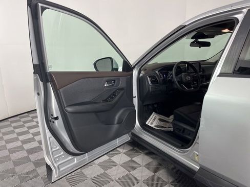 Used 2022 Nissan Rogue SV FWD image 17