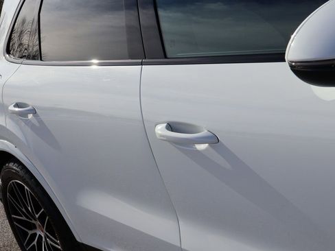 Certified 2025 Porsche Cayenne AWD/4WD image 16