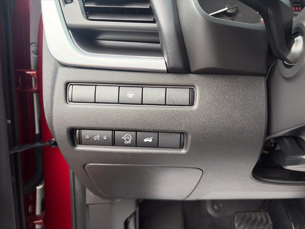 Used 2025 Nissan Rogue SV FWD image 30