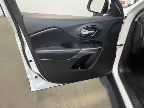 Used 2019 Jeep Cherokee Latitude Plus FWD image 24