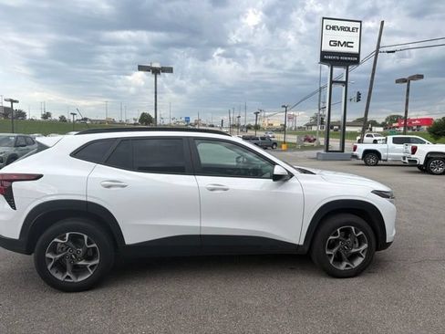 Used 2025 Chevrolet Trax LT FWD image 15