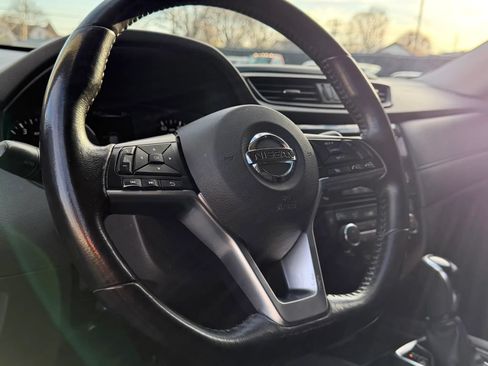 Used 2017 Nissan Rogue SV AWD/4WD image 18
