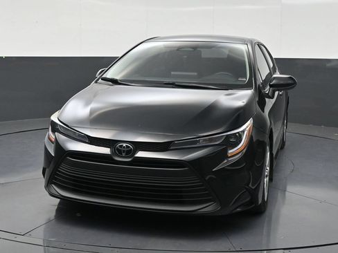 Used 2025 Toyota Corolla LE FWD image 8