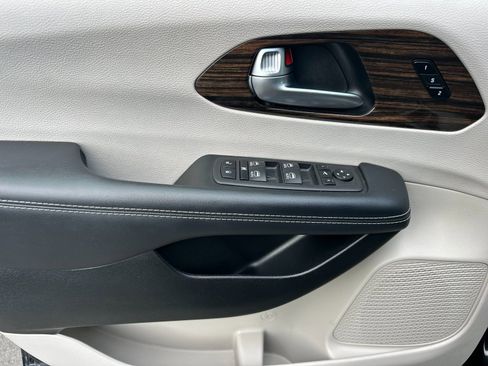 Used 2023 Chrysler Pacifica Limited image 11