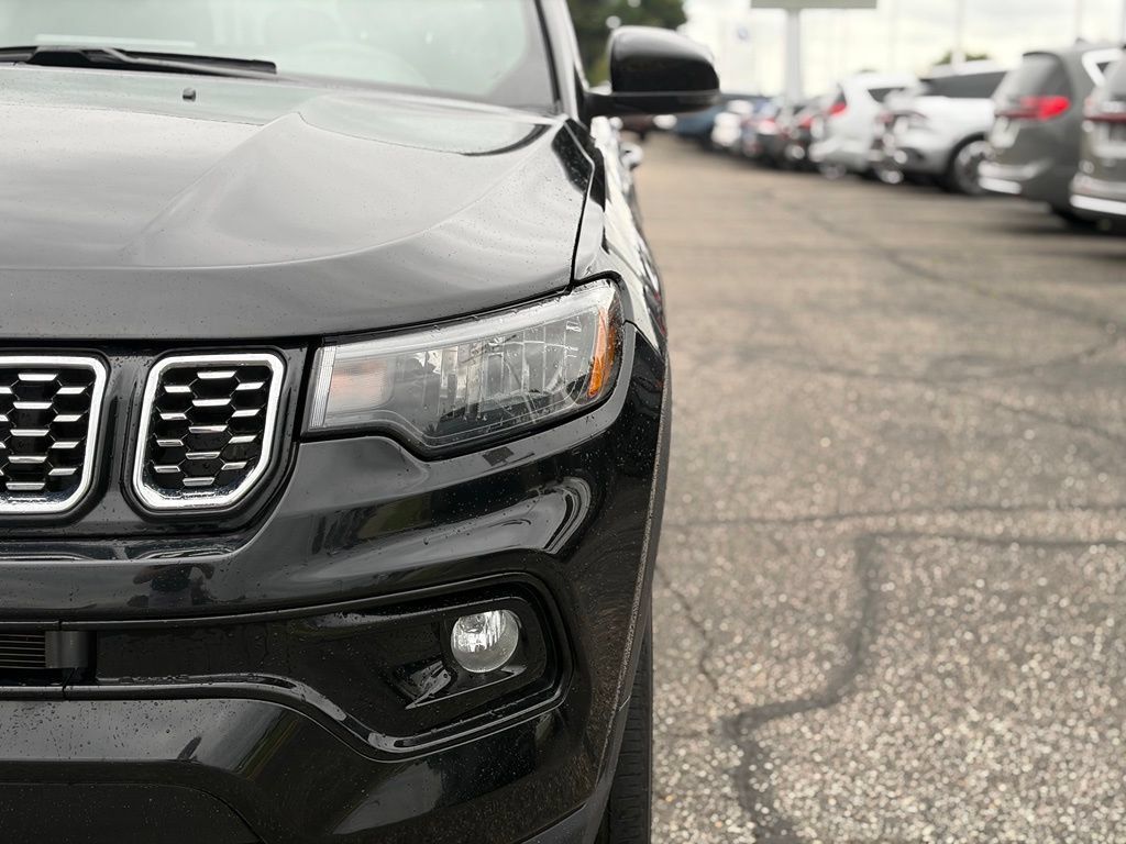 Used 2025 Jeep Compass Limited AWD/4WD image 4