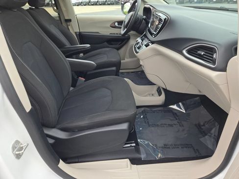 Certified 2023 Chrysler Voyager LX FWD image 8