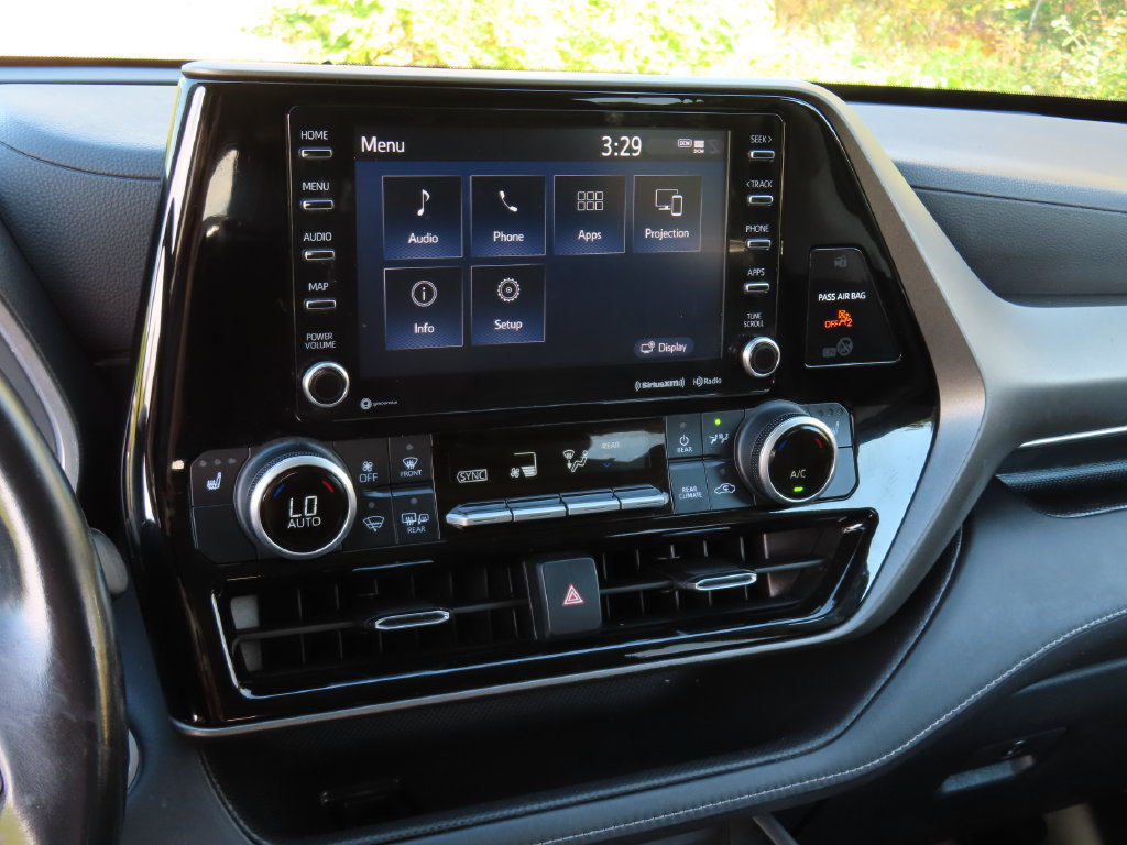 Used 2021 Toyota Highlander XLE AWD/4WD image 21