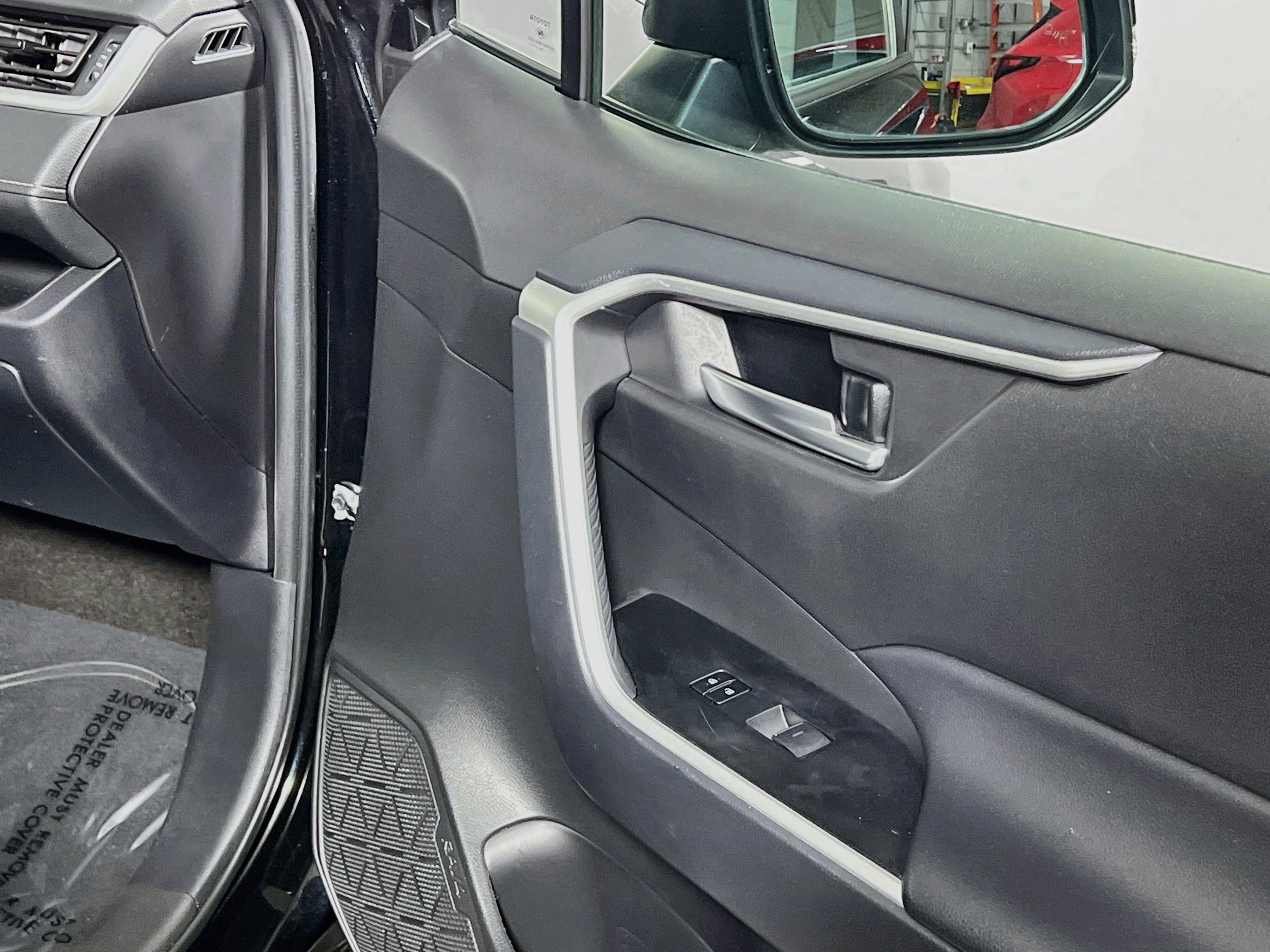 Used 2025 Toyota RAV4 XLE FWD image 32