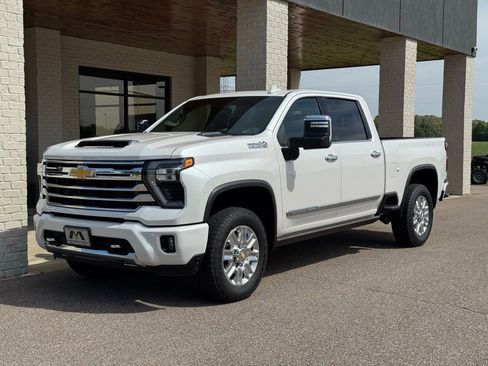Used 2024 Chevrolet Silverado 2500 High Country w/ Technology Package AWD/4WD image 3