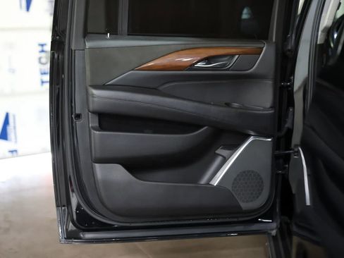 Used 2019 Cadillac Escalade ESV Luxury image 29