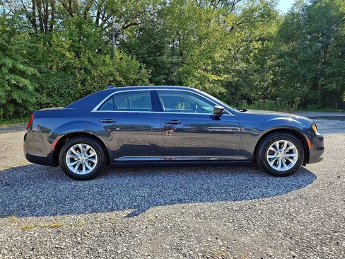 Used 2018 Chrysler 300 Touring image 6