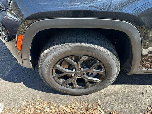 Used 2024 Jeep Grand Cherokee L Laredo image 7