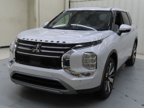 New 2025 Mitsubishi Outlander SE image 7