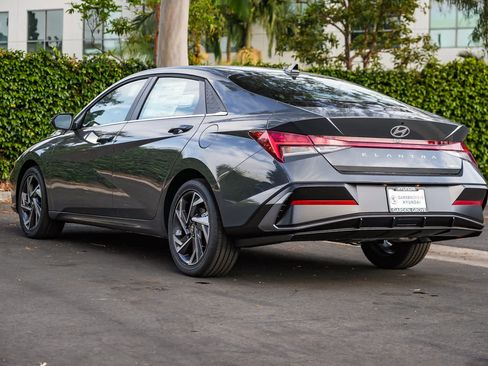 New 2026 Hyundai Elantra Limited FWD image 8