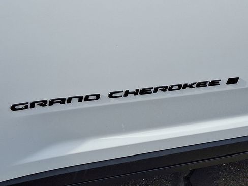 Used 2024 Jeep Grand Cherokee Altitude AWD/4WD image 33