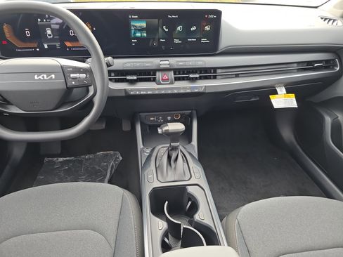 New 2025 Kia K4 LXS image 16