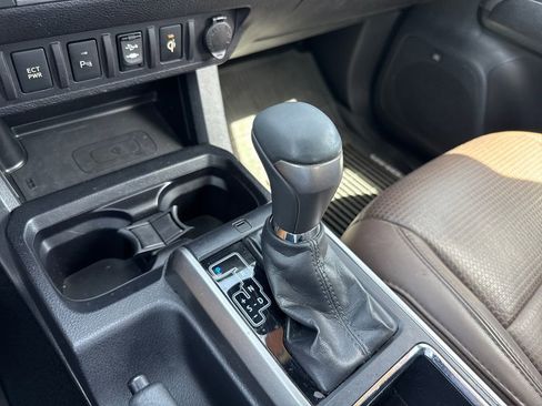 Used 2017 Toyota Tacoma Limited w/ Tow Package image 17