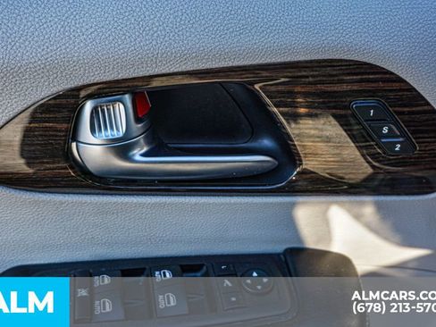 Used 2023 Chrysler Pacifica Limited image 55