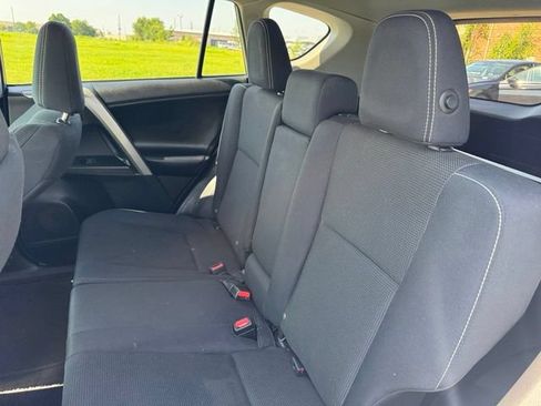 Used 2018 Toyota RAV4 XLE FWD image 12