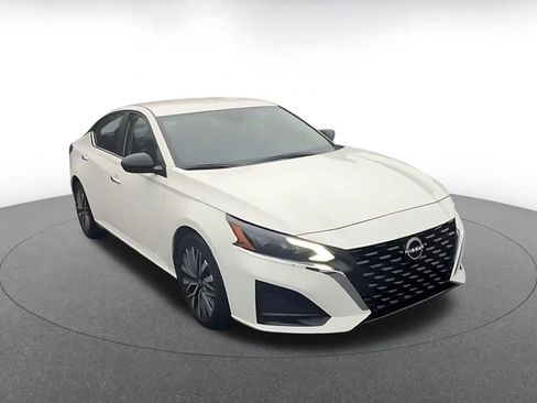 Used 2025 Nissan Altima 2.5 SV image 3