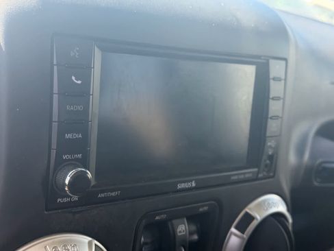 Used 2017 Jeep Wrangler Unlimited Sahara w/ Connectivity Group AWD/4WD image 12