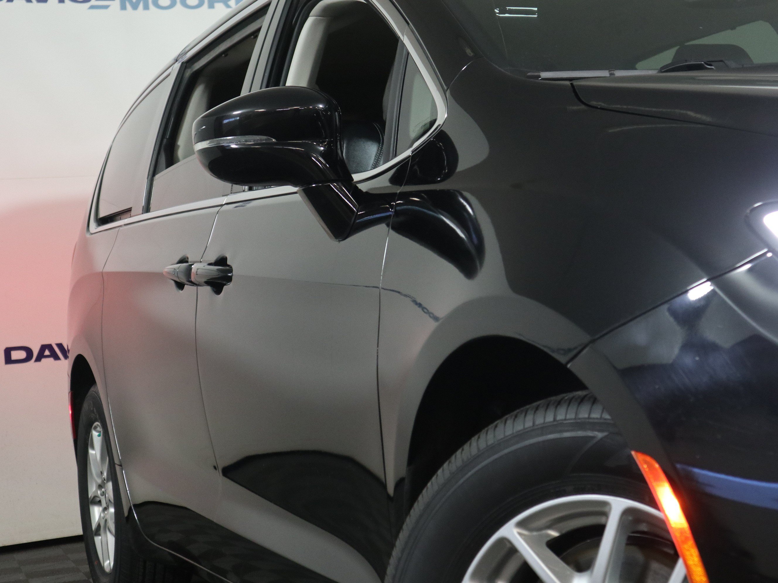 Used 2024 Chrysler Pacifica Touring-L FWD image 3