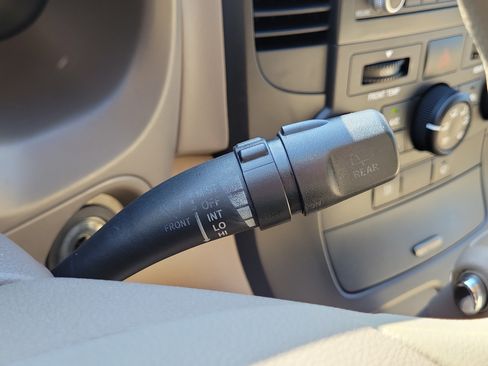 Used 2011 Kia Sedona LX FWD image 28