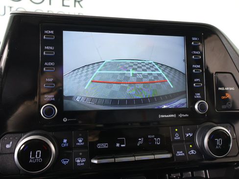 Used 2022 Toyota Highlander Bronze Edition FWD image 6