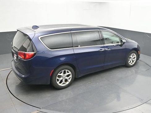 Used 2017 Chrysler Pacifica Touring Plus w/ Tire & Wheel Group FWD image 12