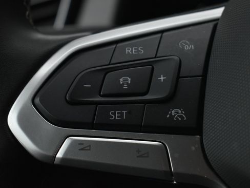 Used 2025 Volkswagen Atlas Cross Sport SE image 17