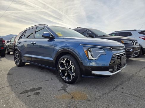 Certified 2023 Kia Niro SX Touring image 2