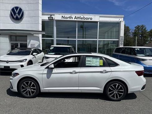 New 2025 Volkswagen Jetta SE FWD image 3