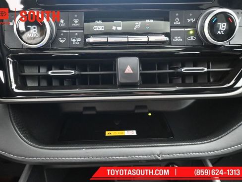 Used 2024 Toyota Highlander XLE AWD/4WD image 19