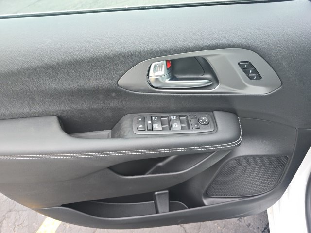 New 2025 Chrysler Pacifica Select w/ Uconnect Theater Family Group AWD/4WD image 9