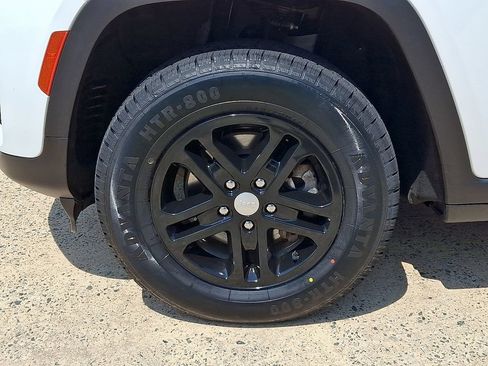 Used 2023 Jeep Grand Cherokee Laredo AWD/4WD image 8