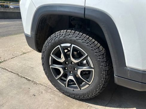 Used 2025 Jeep Compass Trailhawk AWD/4WD image 9