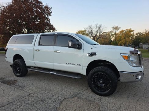 Used 2016 Nissan Titan SV image 5