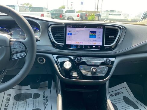 New 2027 Chrysler Pacifica Limited w/ Family Tech Group AWD/4WD image 18