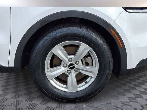Used 2023 Kia Sorento LX image 9
