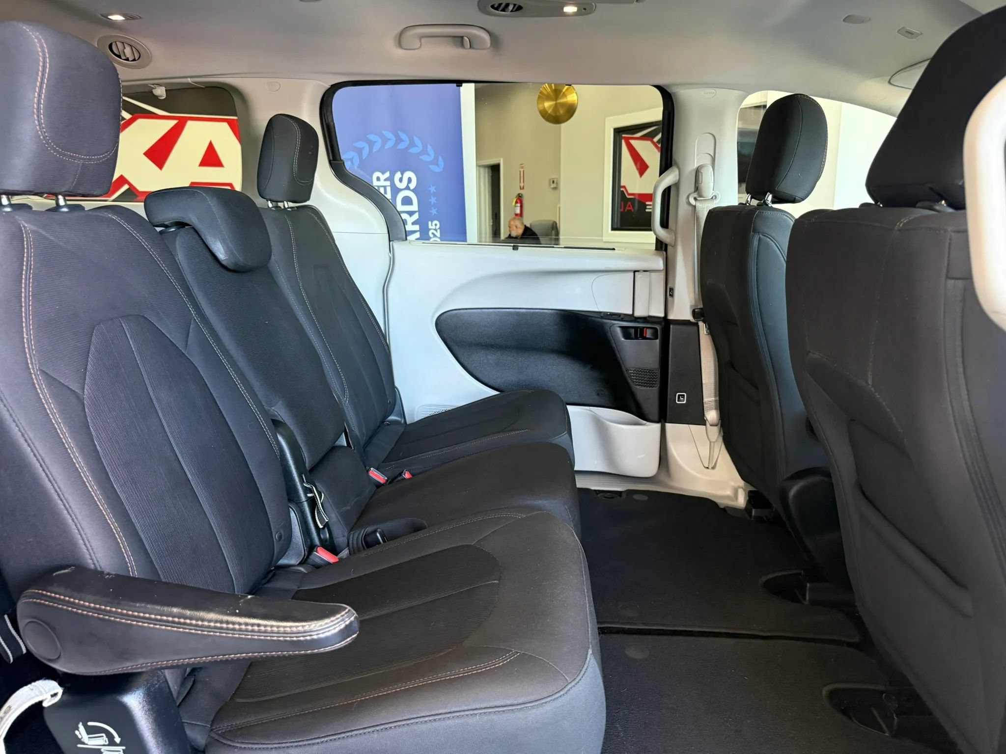 Used 2018 Chrysler Pacifica Touring Plus w/ Tire & Wheel Group FWD image 32