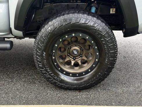 Used 2018 Toyota Tacoma TRD Off-Road AWD/4WD image 11