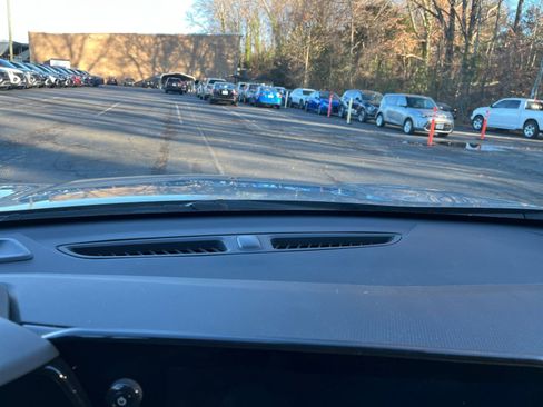 Used 2025 Chevrolet Trax LT w/ LT Convenience Package image 18