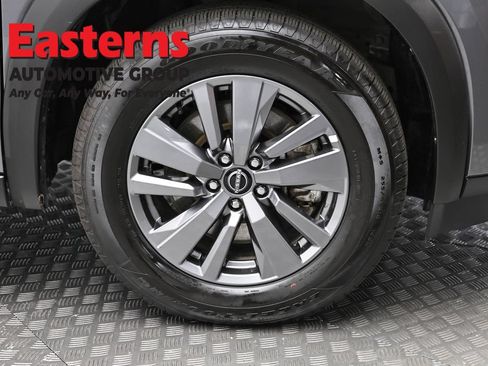 Used 2025 Nissan Pathfinder SV FWD image 32